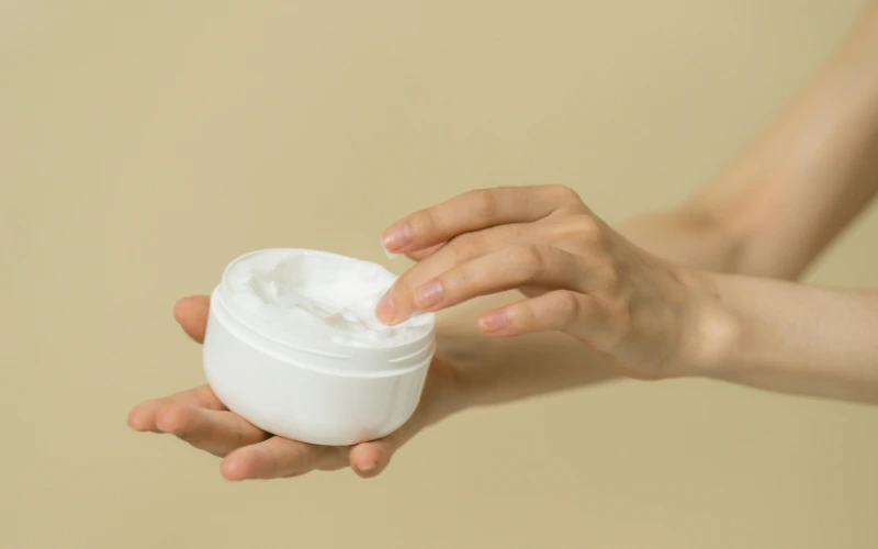 Ceramide moisturiser for skin barrier repair during purging adjustment phase