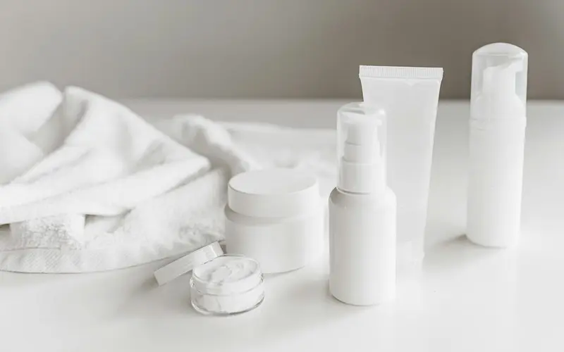 Correct layering order: cleanser, HA serum, niacinamide, moisturiser, then retinol in PM routine only